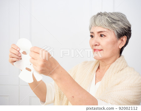 作者 Koma Facial Mask 50 歲女性肖像，應用於美容、治療、面膜、家居、醫藥、抗衰老主題。 92002112