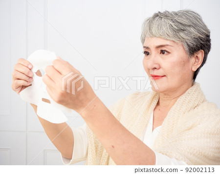 作者 Koma Facial Mask 50 歲女性肖像，應用於美容、治療、面膜、家居、醫藥、抗衰老主題。 92002113