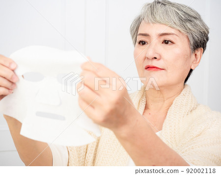 Written by Koma Facial Mask 50 Age-old female portrait, applied in beauty, curing, facial mask, home, medicine, anti-aging theme. 92002118