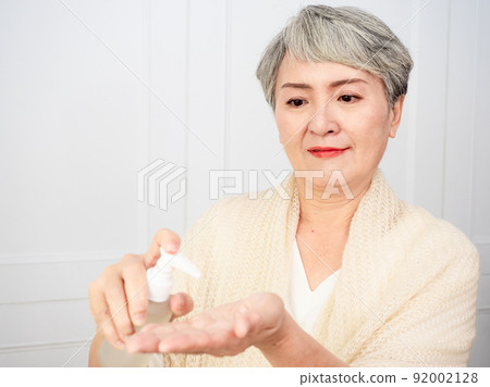 作者：Heishi Heishi Jukusai 50 歲的女性肖像，應用於美容、治療、年齡、家庭、醫學、抗衰老、用品主題。 92002128