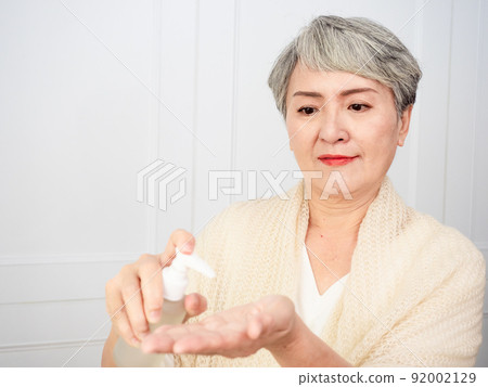 作者：Heishi Heishi Jukusai 50 歲的女性肖像，應用於美容、治療、年齡、家庭、醫學、抗衰老、用品主題。 92002129