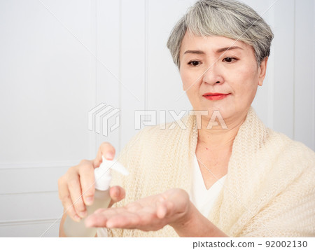 作者：Heishi Heishi Jukusai 50 歲的女性肖像，應用於美容、治療、年齡、家庭、醫學、抗衰老、用品主題。 92002130