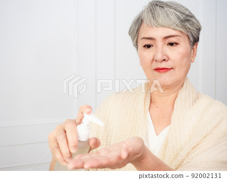 作者：Heishi Heishi Jukusai 50 歲的女性肖像，應用於美容、治療、年齡、家庭、醫學、抗衰老、用品主題。 92002131