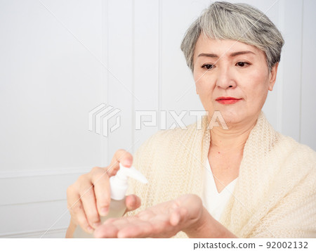作者：Heishi Heishi Jukusai 50 歲的女性肖像，應用於美容、治療、年齡、家庭、醫學、抗衰老、用品主題。 92002132