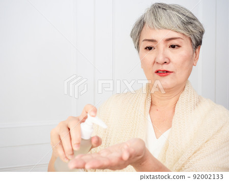 作者：Heishi Heishi Jukusai 50 歲的女性肖像，應用於美容、治療、年齡、家庭、醫學、抗衰老、用品主題。 92002133