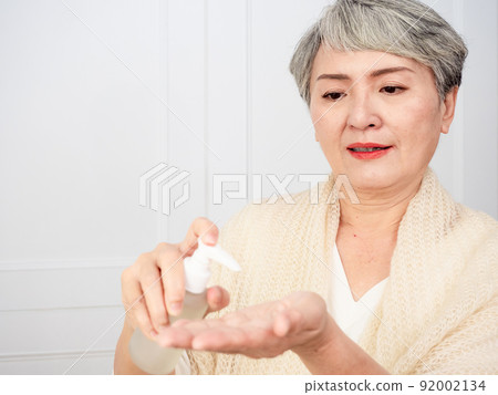 Written by Heishi Heishi Jukusai 50 Age-old female portrait, applied in beauty, curing, age, home, medicine, anti-aging, supplies subject. 92002134