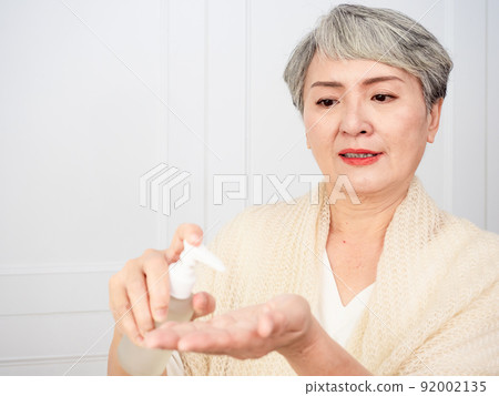 Written by Heishi Heishi Jukusai 50 Age-old female portrait, applied in beauty, curing, age, home, medicine, anti-aging, supplies subject. 92002135