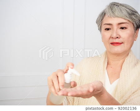 Written by Heishi Heishi Jukusai 50 Age-old female portrait, applied in beauty, curing, age, home, medicine, anti-aging, supplies subject. 92002136