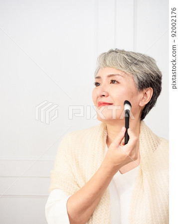 一個成熟的 50 歲女人的化妝肖像。 92002176