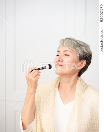 一個成熟的 50 歲女人的化妝肖像。 92002179