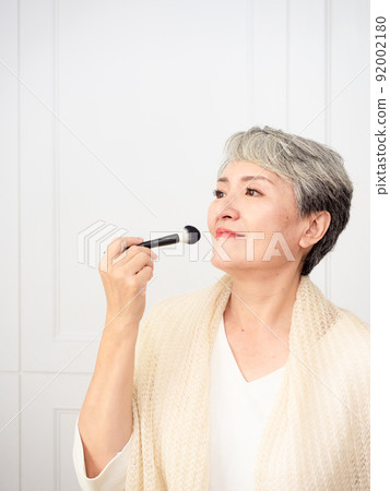 一個成熟的 50 歲女人的化妝肖像。 92002180