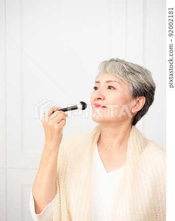 一個成熟的 50 歲女人的化妝肖像。 92002181