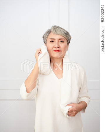 披著運動毛巾的成熟50多歲亞洲女人運動後的肖像 92002242