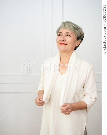 披著運動毛巾的成熟50多歲亞洲女人運動後的肖像 92002253