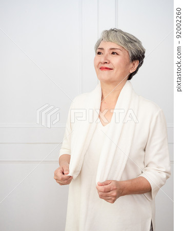 披著運動毛巾的成熟50多歲亞洲女人運動後的肖像 92002260