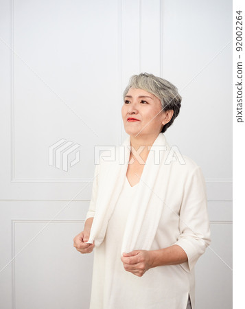披著運動毛巾的成熟50多歲亞洲女人運動後的肖像 92002264