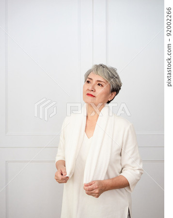 披著運動毛巾的成熟50多歲亞洲女人運動後的肖像 披著運動毛巾的成熟50多歲亞洲女人運動後的肖像 92002266