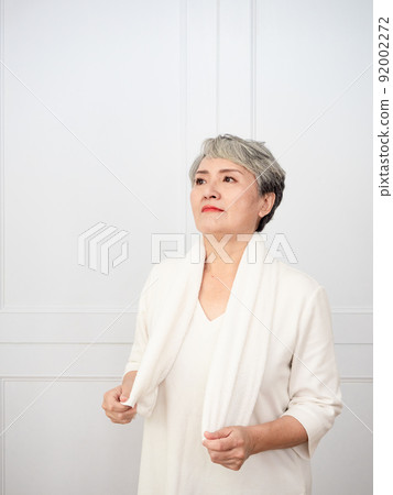 披著運動毛巾的成熟50多歲亞洲女人運動後的肖像 92002272