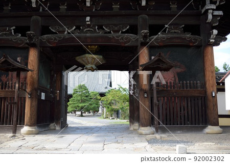Main hall from Niomon of Seiryoji Temple in Arashiyama, Kyoto in early autumn Main hall from Niomon of Seiryoji Temple in Arashiyama, Kyoto in early autumn 92002302