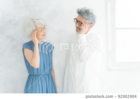 戴眼鏡的老年夫婦 92002984