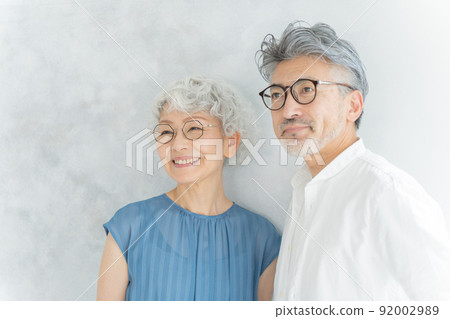 戴眼鏡的老年夫婦 92002989