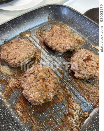 Hamburger cutlets are fried in a frying pan 92003179
