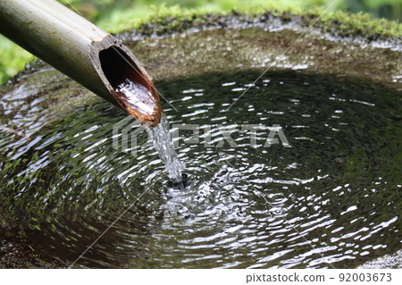 水面上有一塊石頭長筒的風景,從竹築貝流出的水氾起漣漪 水面上有一塊石頭長筒的風景,從竹築貝流出的水氾起漣漪 92003673