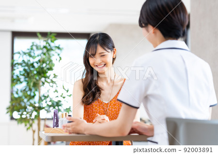 在 Este Sanron 諮詢的年輕女性 92003891