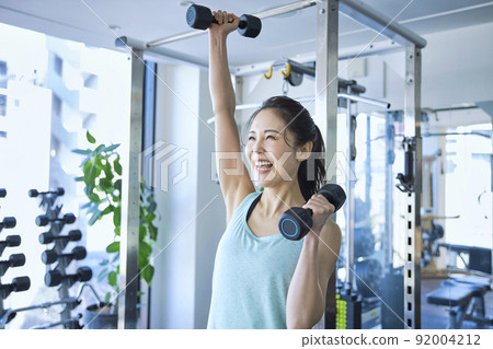 Young woman training in the gym 92004212