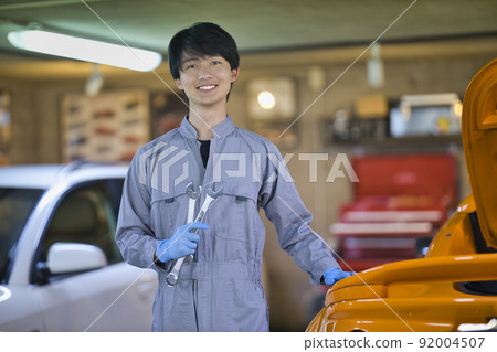 汽車修理工在工廠工作 汽車修理工在工廠工作 92004507
