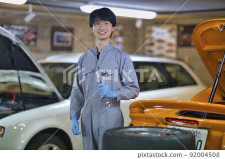 Auto mechanic working in a factory 92004508