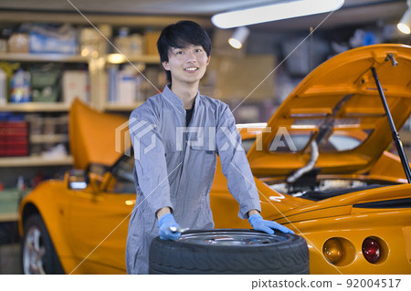 Auto mechanic working in a factory 92004517