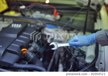 Auto mechanic working in a factory 92004521