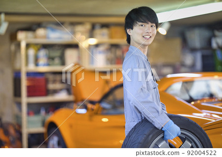 汽車修理工在工廠工作 92004522