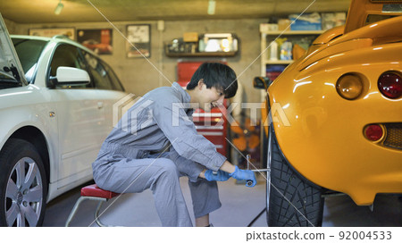 Auto mechanic working in a factory 92004533