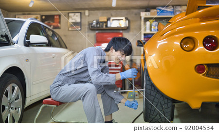 Auto mechanic working in a factory 92004534