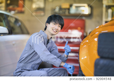 汽車修理工在工廠工作 92004548