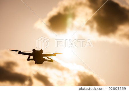 無人機飛行在夕陽下 92005269