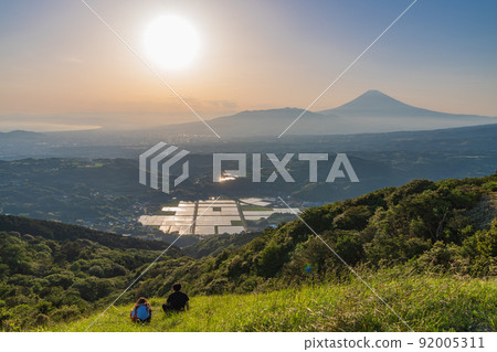 (Shizuoka Prefecture) Paddy fields and Mt. Fuji in the Tanna basin (Shizuoka Prefecture) Paddy fields and Mt. Fuji in the Tanna basin 92005311