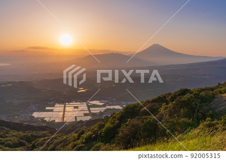 （靜岡縣）塔納盆地的稻田和富士山 92005315