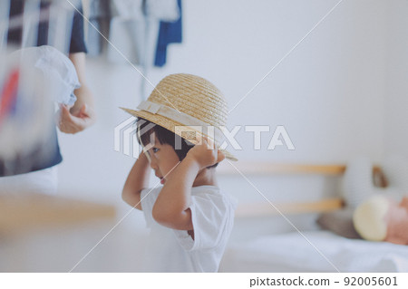 房間裡戴著草帽的女孩 房間裡戴著草帽的女孩 92005601