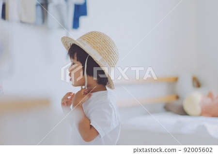房間裡戴著草帽的女孩 房間裡戴著草帽的女孩 92005602