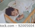 A baby who sleeps well in a crib 92005604