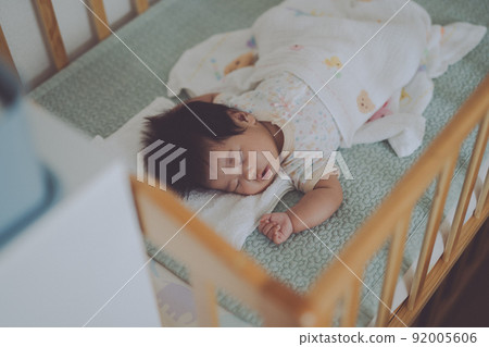 一個在嬰兒床上睡得很好的嬰兒 一個在嬰兒床上睡得很好的嬰兒 92005606
