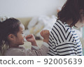 A girl who happily taps her shoulders 92005639