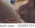 A girl happily waiting for her sister's birth 92005724