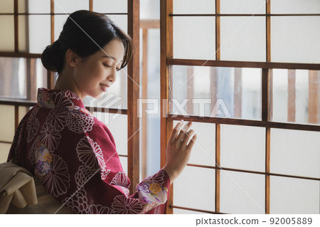 Yukata woman Japanese house 92005889