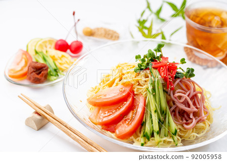 夏日口味“涼菜”涼麵 黃瓜、肉湯雞蛋、涼菜蘿蔔芽菜 夏日口味“涼菜”涼麵 黃瓜、肉湯雞蛋、涼菜蘿蔔芽菜 92005958