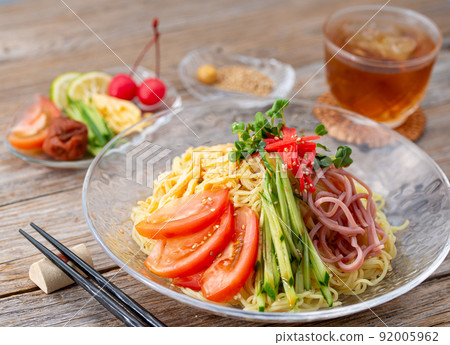 Summer taste "chilled Chinese food" Cold noodles Cucumber, broth egg, chilled Chinese food with radish sprouts 92005962