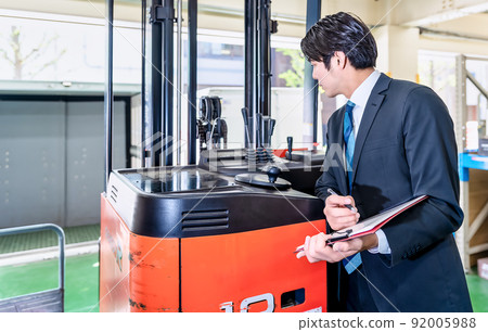 檢查叉車安全的商人 檢查叉車安全的商人 92005988